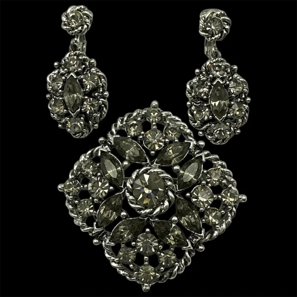 Weiss Signed Vintage Grey Rhinestone Silver Tone Brooch & Earrings Set Parure
